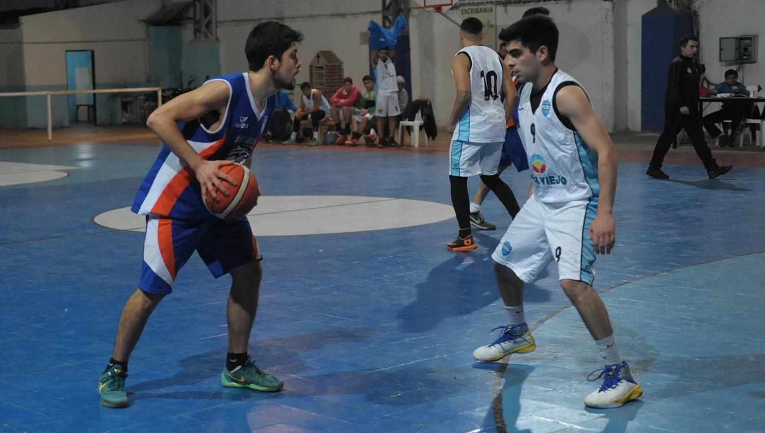 Gastón Zalazar (Belgrano) y Daniel Orresta (Juventud Unida), dos bases que se destacan en el campeonato.
ARCHIVO