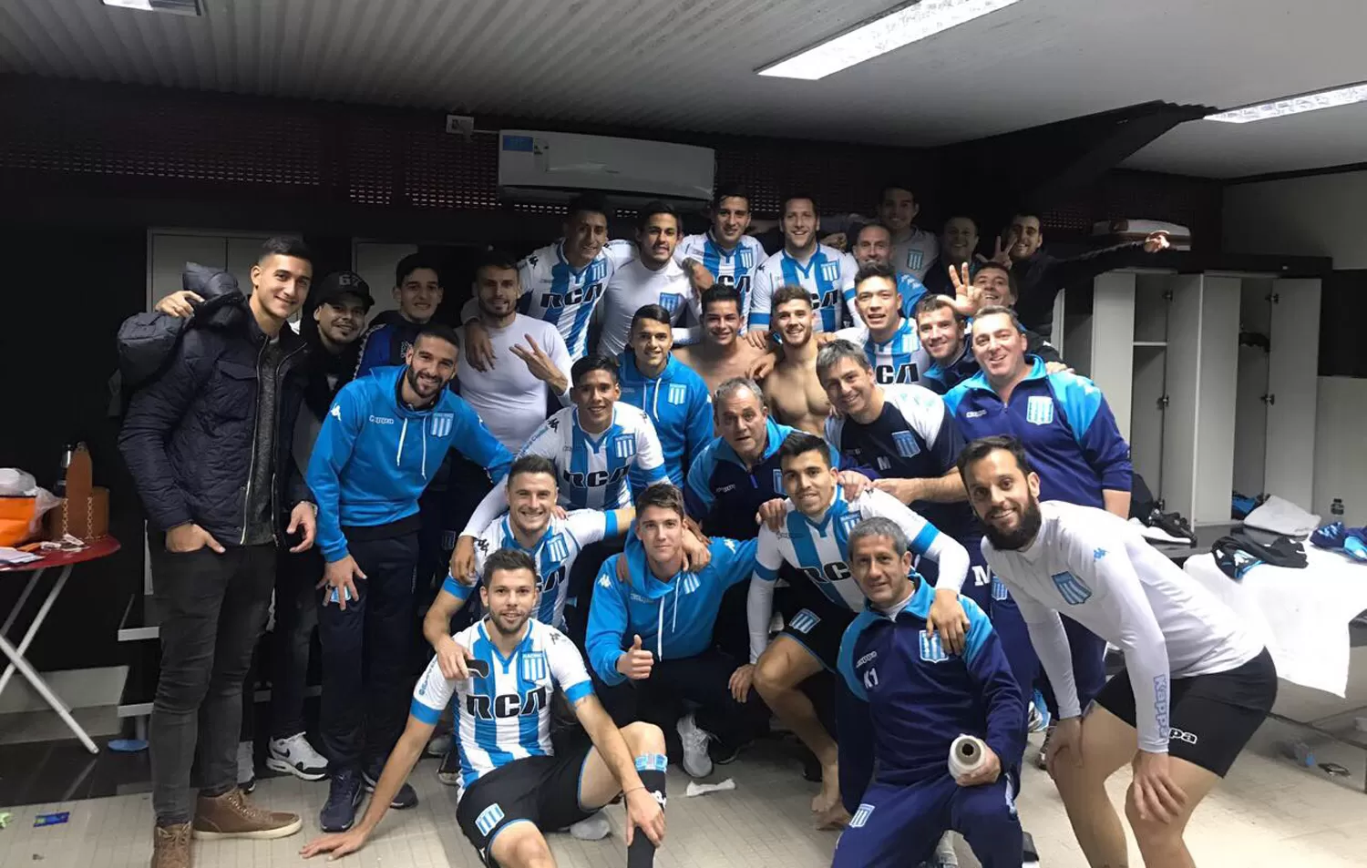 El plantel de Racing, luego del triunfo ante River. FOTO TOMADA DE MINUTOUNO.