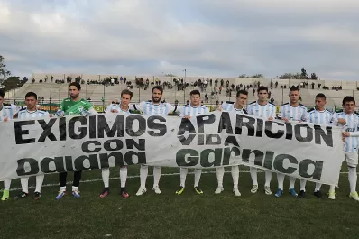 Con una bandera, los jugadores de Atlético exigieron la aparición con vida de Daiana