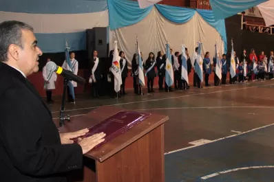 Mientras Manzur inauguraba el túnel de la Mendoza, Alfaro festejaba el Día de la Bandera