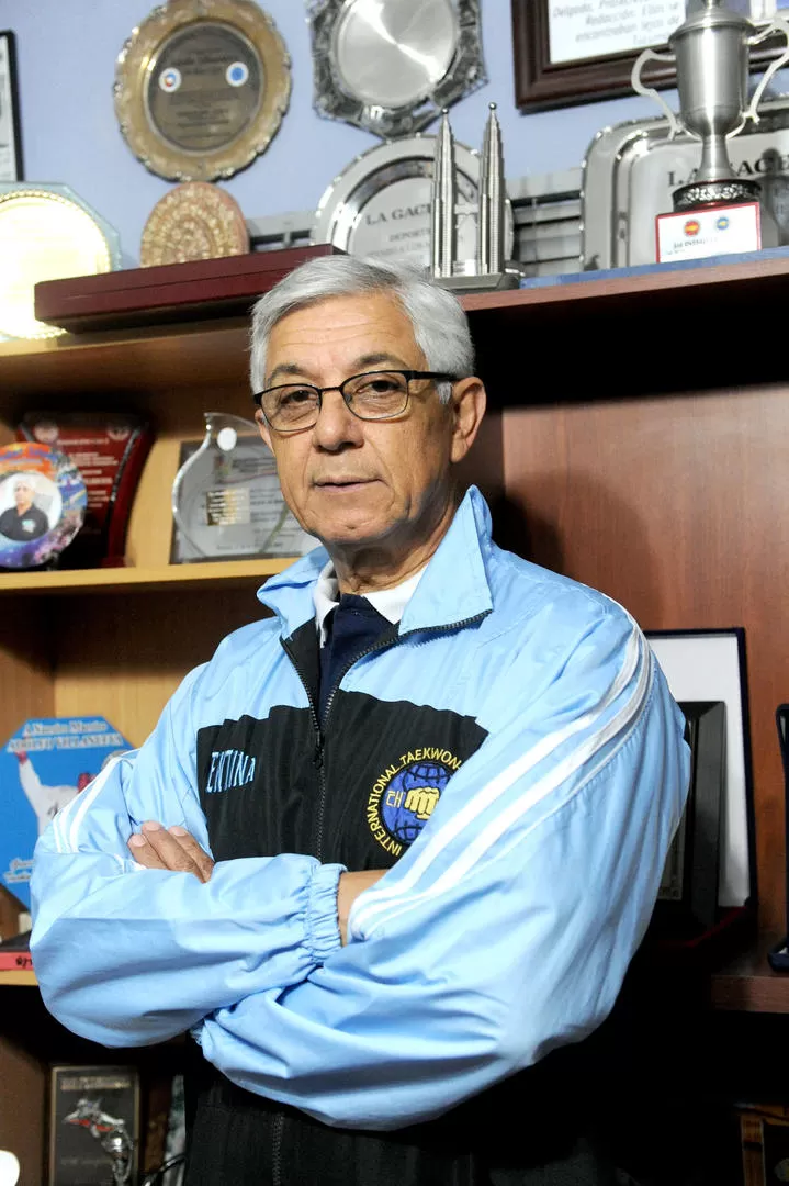 EN CASA. Villanueva posa junto a una parte de los trofeos que ganó en su carrera. 