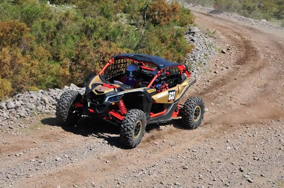 A PROBARSE. Los hermanos Reginato, Andrés y Miguel (h) se suben a un UTV. MOTORPLUS TUCUMÁN 
