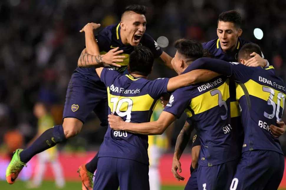 AVALANCHA DE ALEGRÍA. Después de algunos meses turbulentos, Boca se acomodó en el torneo local y está a un paso de conseguir el ansiado título: si Banfield no le gana a San Lorenzo será campeón. telam