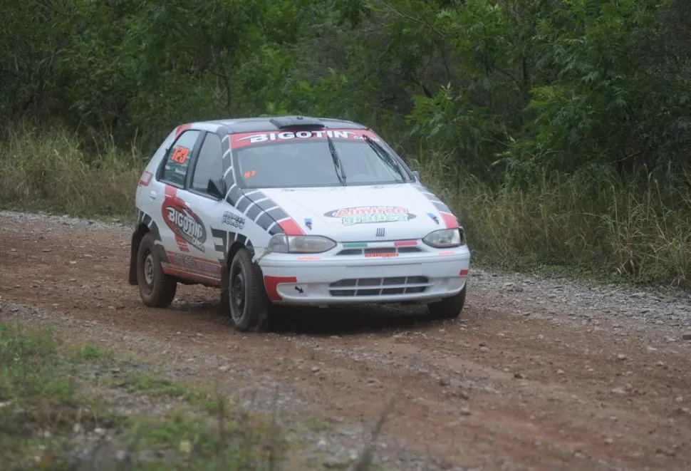 VERTIGINOSA PULSEADA. Ernesto Lord volvió a competir (y a ganar) con el Fiat Palio con el que fue campeón; Andrés Reginato le sacó el máximo rendimiento al Renault 18 que prepara el equipo Caram. la gaceta / fotos de antonio ferroni