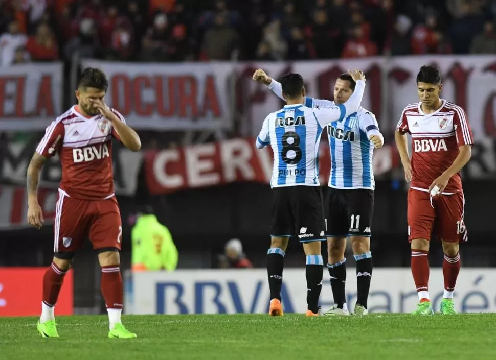 LAS DOS CARAS. El “Pulpo” González y Aued celebran el triunfo de Racing, mientras el tucumano Palacios lo sufre. telam 