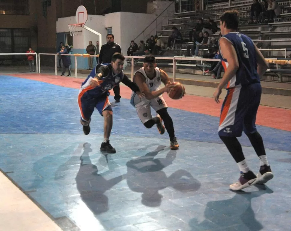 PRIMERA, EN CASA. Lucas Gómez arremete al aro; la “Juve” lidera 1-0 la llave. la gaceta / Foto de José Nuno