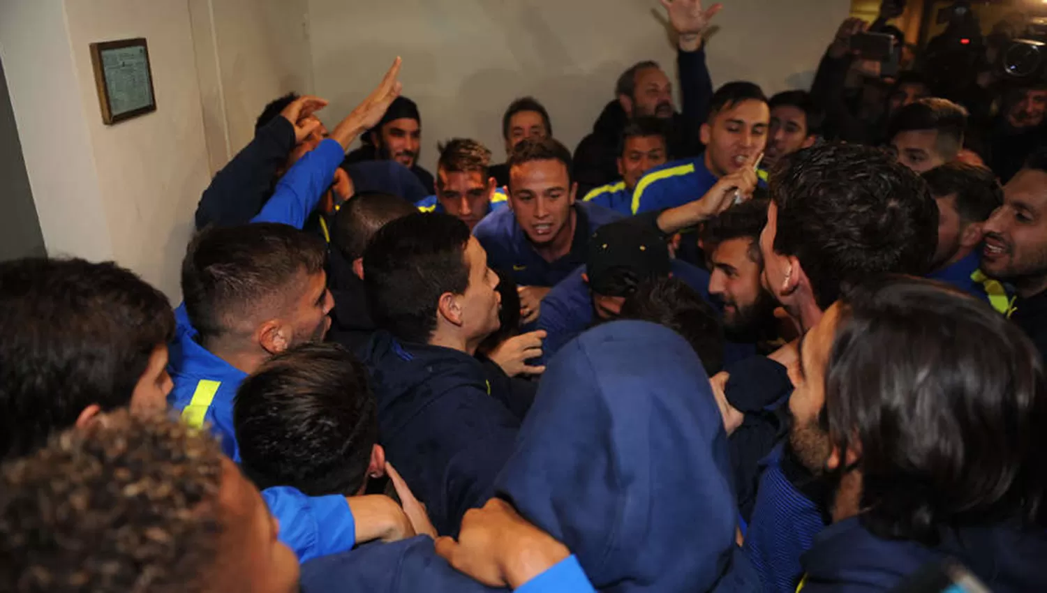 LOS JUGADORES CELEBRAN EL TÍTULO CON LOS HINCHAS. (CLARIN.COM)