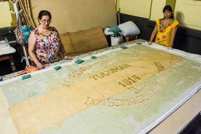 Polémica por el color de la bandera: ¿era celeste y blanca o azul y blanca?
