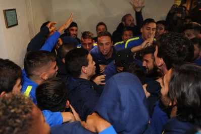 Video: los jugadores de Boca festejaron el título junto a los hinchas