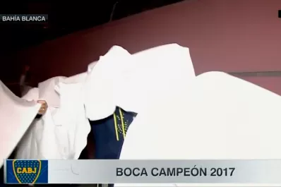 Vestidos de fantasmas, los jugadores de Boca salieron a festejar con los hinchas
