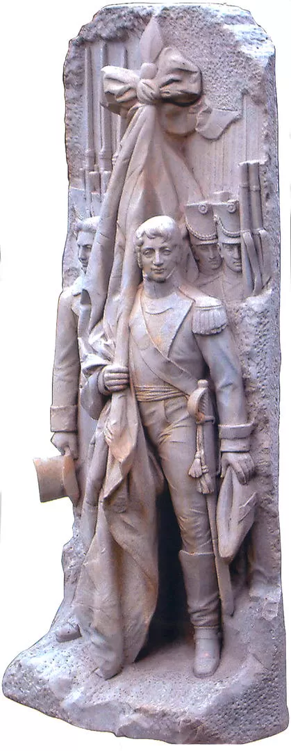 EL GENERAL BELGRANO. Aferrando la bandera que creó, en un mármol de la escultora tucumana Lola Mora. 