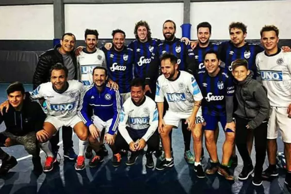 Pipita Higuaín volvió a ponerse la camiseta de Atlético para jugar con sus amigos