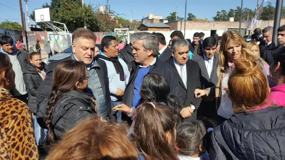 EN CAPITAL. Amaya dialoga con Cano; Alfaro, detrás, junto a Klemensiewicz. prensa secretaría de vivienda de la nación