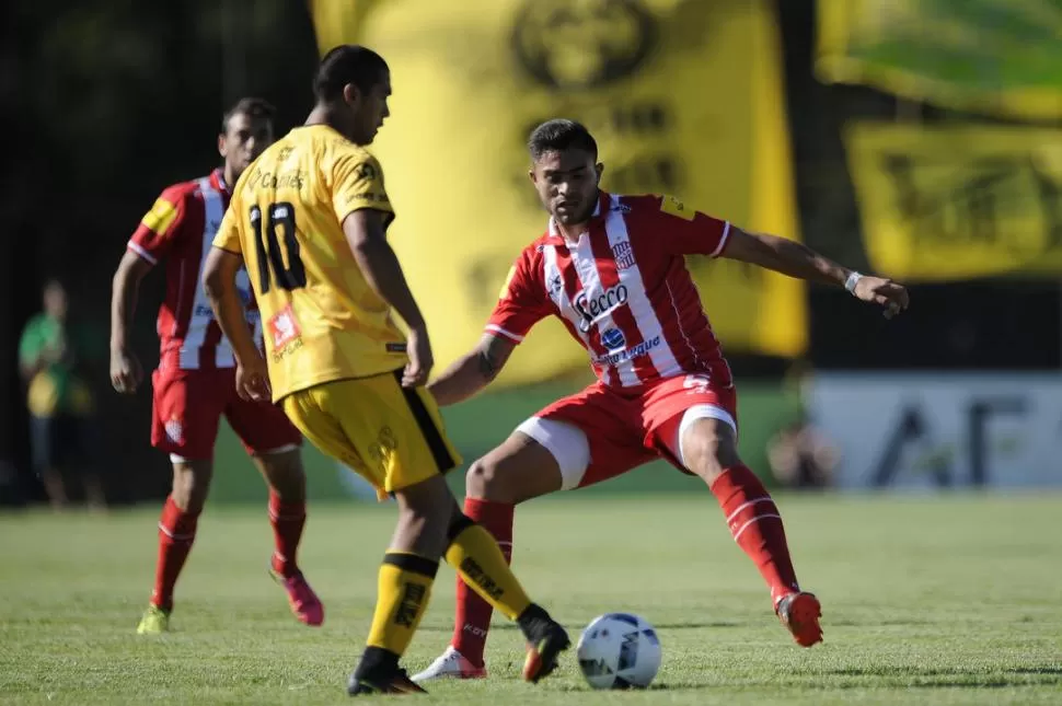 “CHIQUI” CRECIÓ DE GOLPE. El rendmiento de Rodrigo Moreira en San Martín llamó la atención en su club, Independiente, que quiere repatriarlo para la próxima temporada. El defensor sólo faltó a un partido. foto de matías nápoli escalero / especial para la gaceta