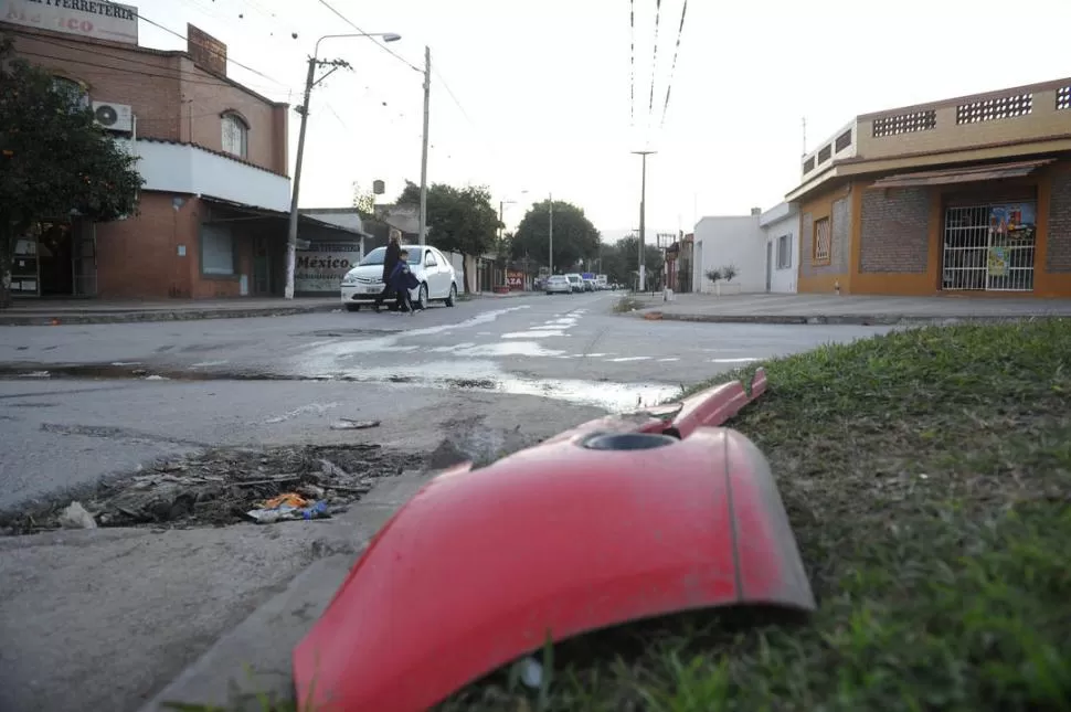 MÉXICO Y ROQUE CORREA. Ayer quedaban vestigios del accidente. la gaceta / foto de hector peralta