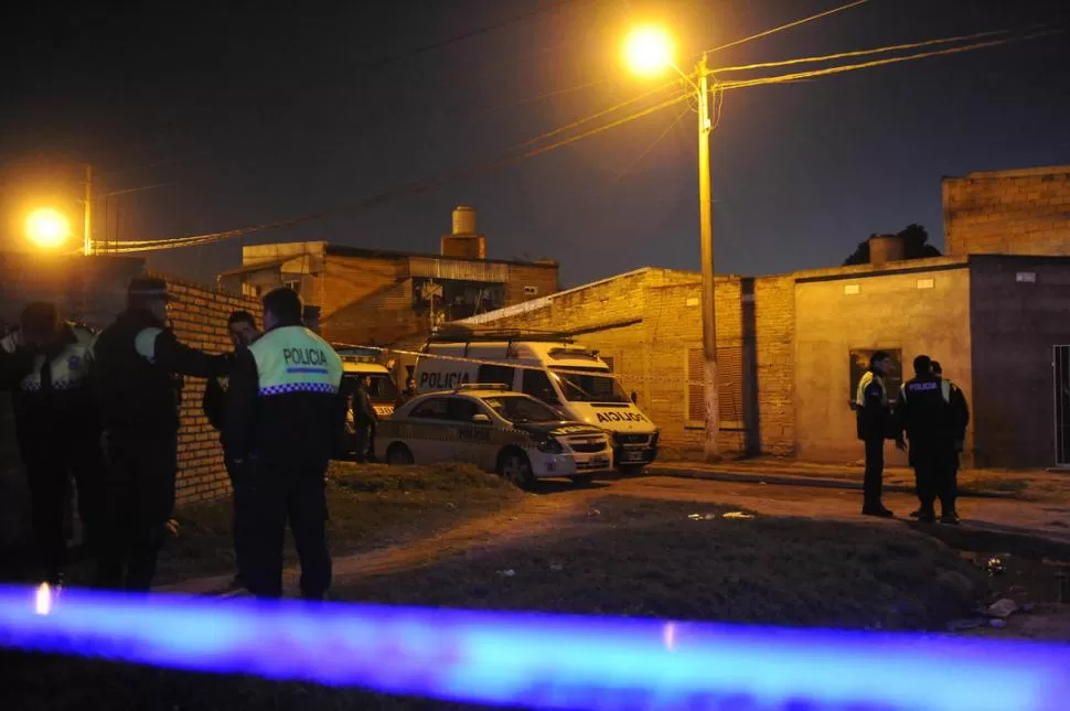 EN SAN CAYETANO. Los investigadores estudian la escena del crimen mientras Infantería los escolta, por seguridad. LA GACETA / FOTO DE hector peralta