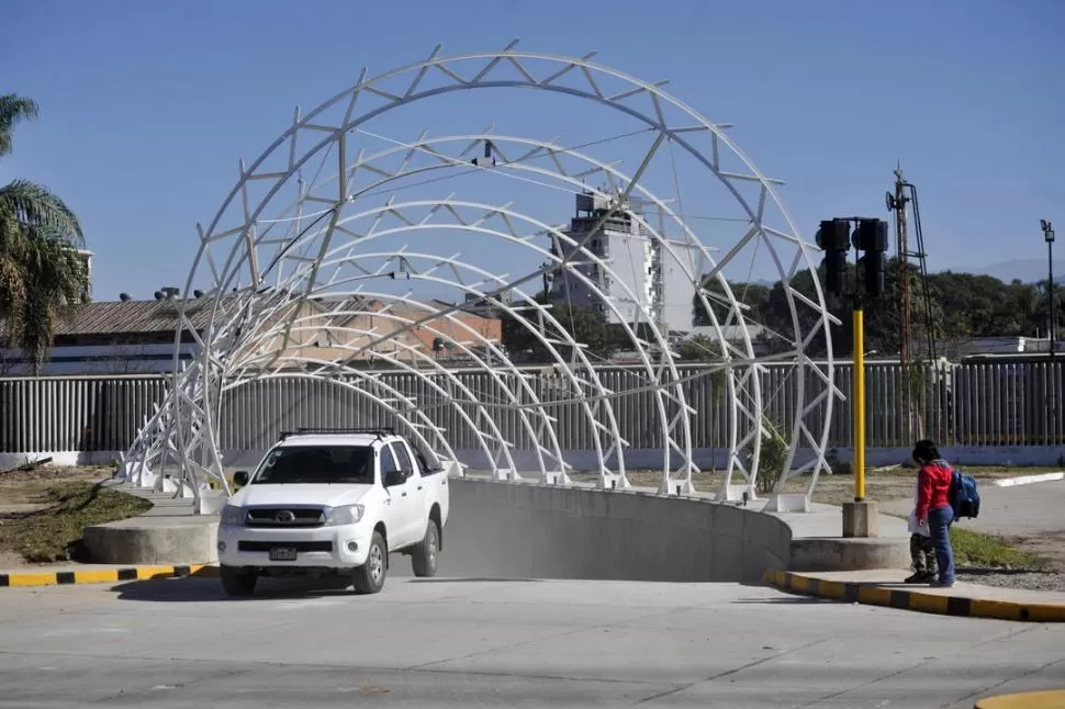 SIN LONA. En la entrada están las troneras, que deberán ser cubiertas.  LA GACETA / FOTO DE Inés Quinteros Orio