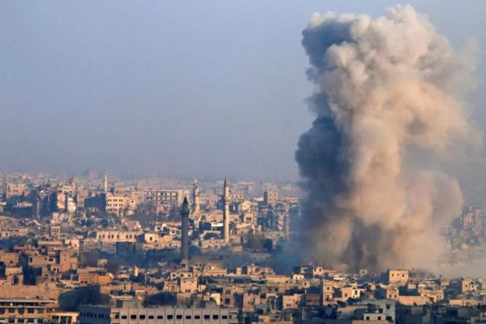SIRIA. La guerra civil que azota al país desde 2010, se ha llevado miles de vidas y ha obligado a millones de sirios a buscar asilo en países vecinos o en Europa.  fotos reuters 