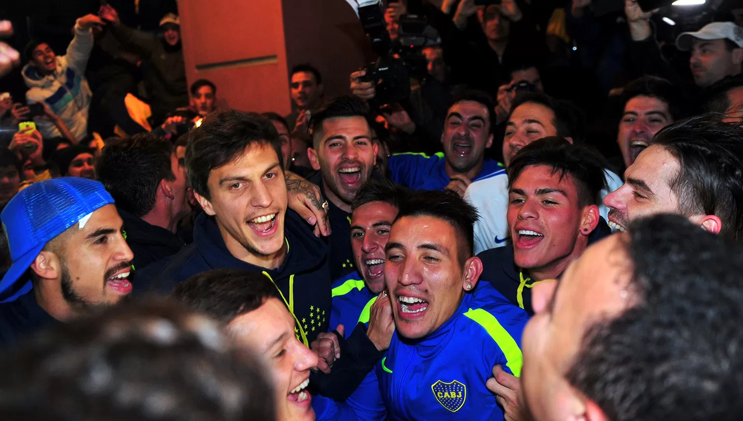 El plantel de Boca festejó anoche con sus hinchas el título.
REUTERS