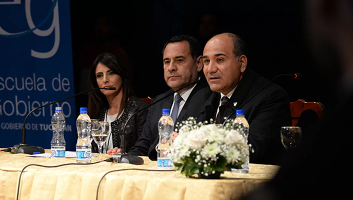 Manzur, junto con Carolina Vargas Aignasse y Regino Amado, secretaria y ministro de Gobierno y Justicia, respectivamente. FOTO PRENSA GOBIERNO DE LA PROVINCIA. 