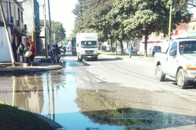 Los líquidos cloacales atraviesan la avenida Gobernador del Campo