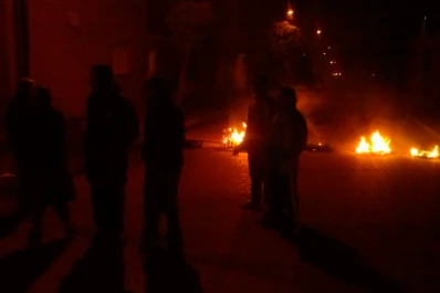 Cansados de quedarse sin luz, los vecinos de barrio El Bosque quemaron cubiertas