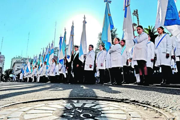 Los chicos prometieron fidelidad a la bandera y los políticos cruzaron críticas a las gestiones