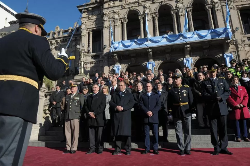 “CONTRADICTORIO”. El gobernador encabezó ayer el acto por el Día de la Bandera; allí se despachó con cuestionamientos hacia el Gobierno nacional. 