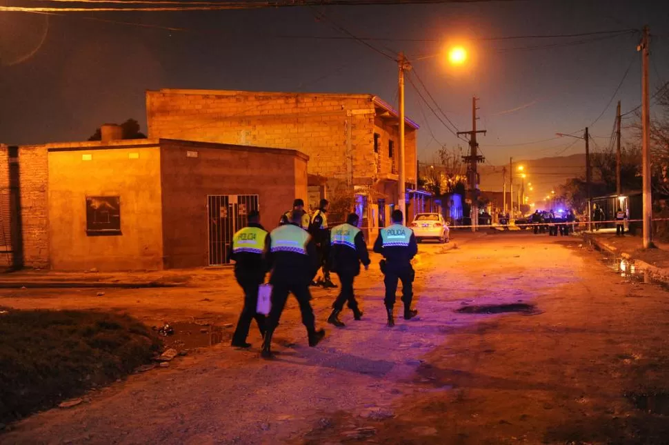 TENSIÓN. Los vecinos reaccionaron de manera violenta tras el homicidio. la gaceta / foto de hector peralta