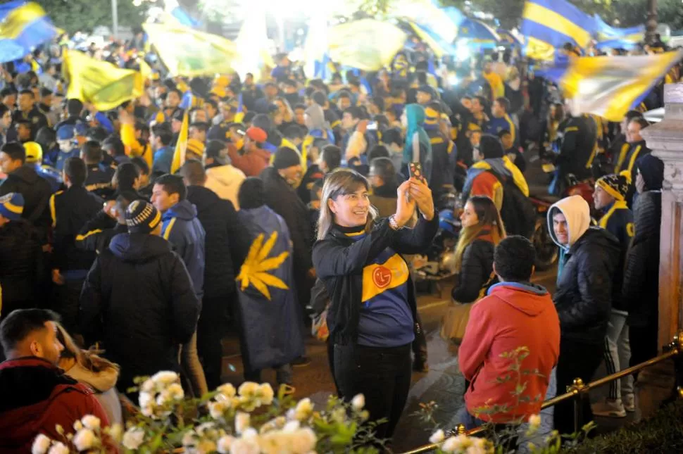 SELFIE CAMPEONA. Una mujer se toma una fotografía con la multitud que fue hasta la Plaza Independencia para celebrar el título número 66 en la historia de Boca.  LA GACETA / FOTO DE HÉCTOR PERALTA