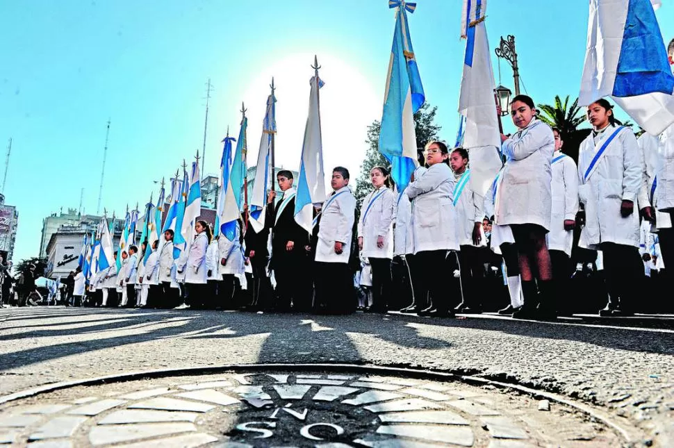 ¡SÍ, PROMETO! Cerca de 2.000 niñas y niños prometieron lealtad a la Bandera en la plaza Independencia, en la fecha en la que se homenajea al prócer Manuel Belgrano. la gaceta / foto de franco vera