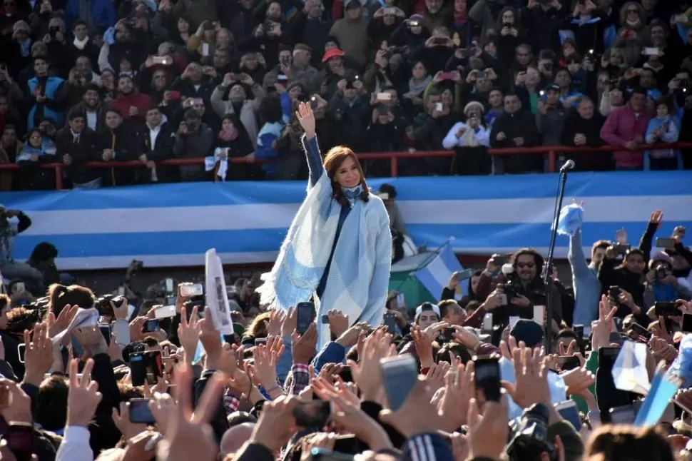 ACÁ ESTOY. Una multitud, que reunió a ex funcionarios, intendentes y adherentes, escuchó, entre cánticos y súplicas, el discurso de la ex mandataria telam