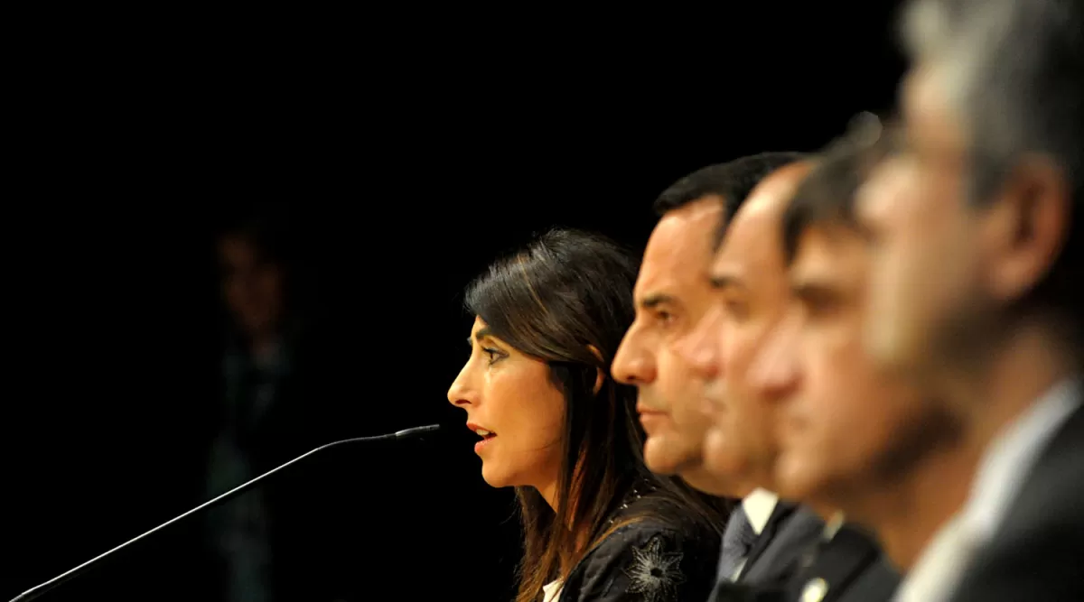 ACTO. Vargas Aignasse habla en el acto de ayer; la escuchan Regino Amado, Juan Manzur y Pablo Yedlin. LA GACETA / FRANCO VERA