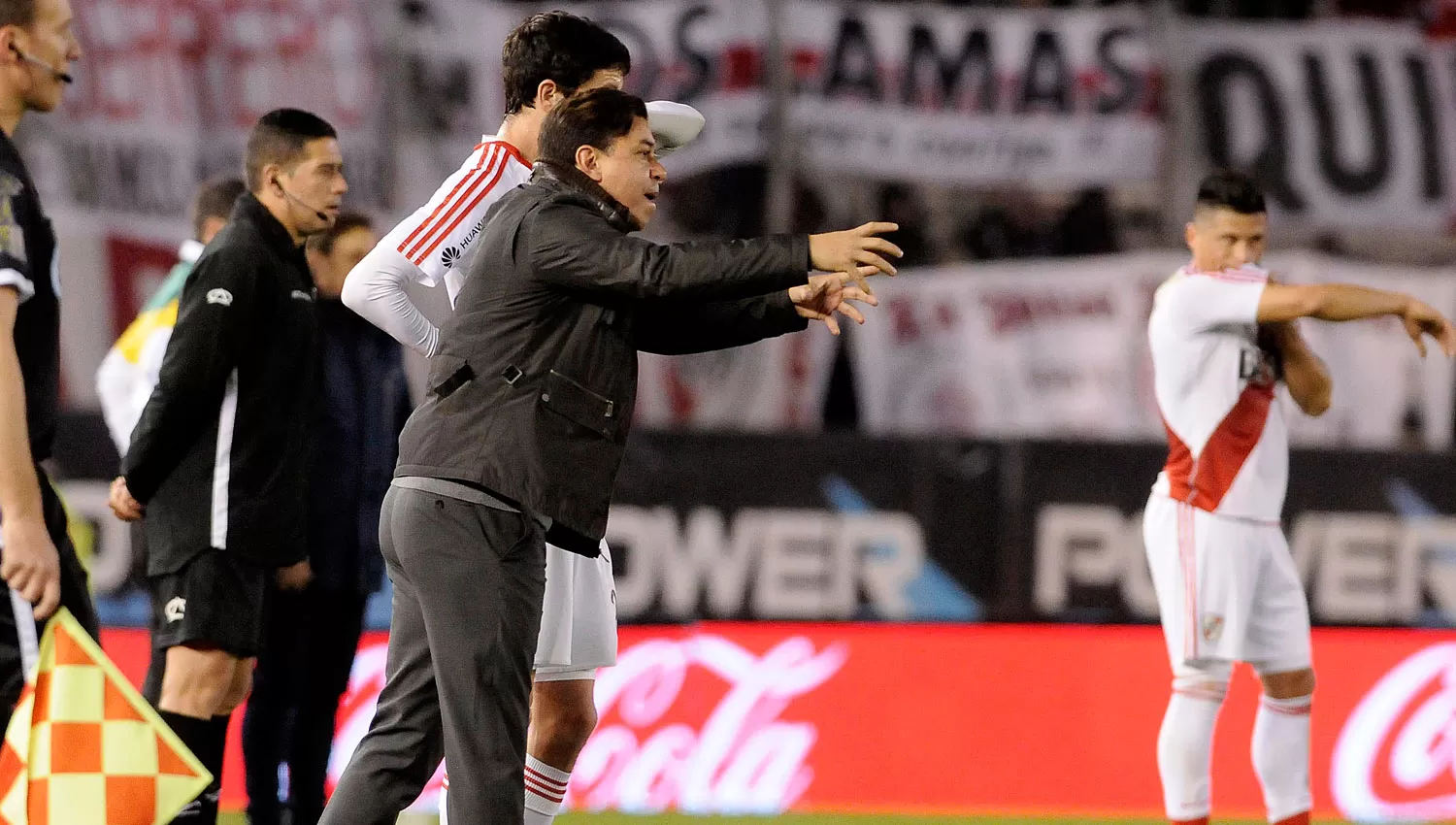 MARCELO GALLARDO. El DT da indicaciones durante el partido entre River y Aldosivi. DYN