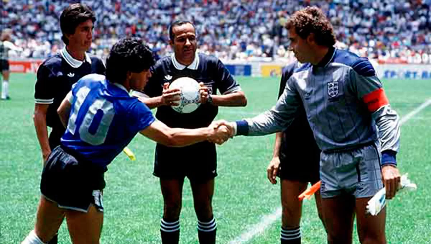 MARADONA Y PETER SHILTON. (FOTO GUIOTECA)