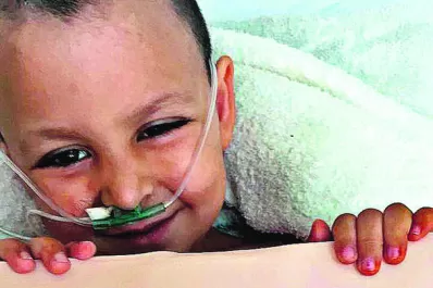 Martín, el nene que cayó de un noveno piso, se repone y hace dibujos