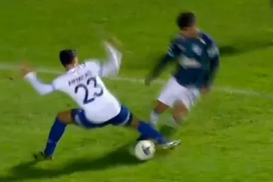 Baliño se equivocó y no cobró un claro penal a Di Plácido