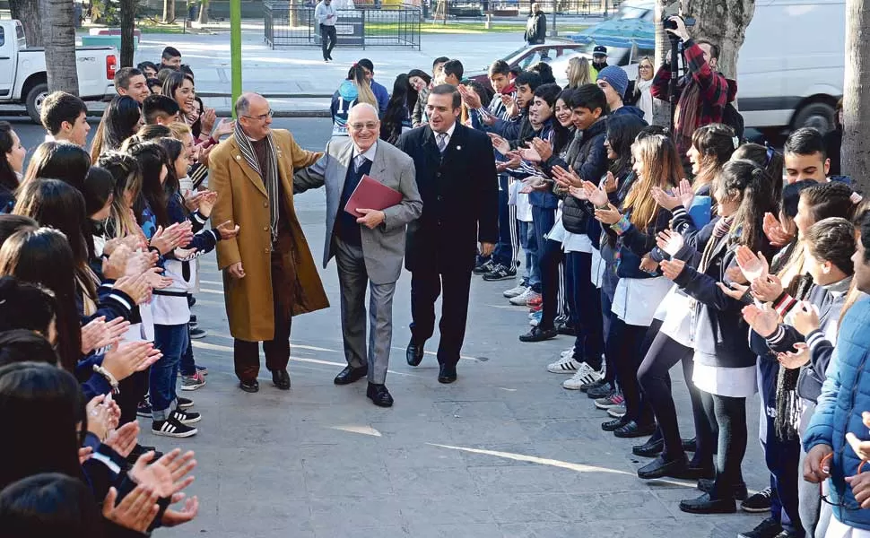 LA LLEGADA. Cudmani fue recibido por el rector y por los alumnos. LA GACETA / FOTOS DE ANTONIO FERRONI.-