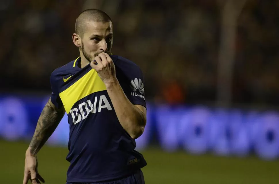 ARTILLERO. Darío Benedetto festeja su gol ante Olimpo. Tiene 19 en el certamen. Dyn