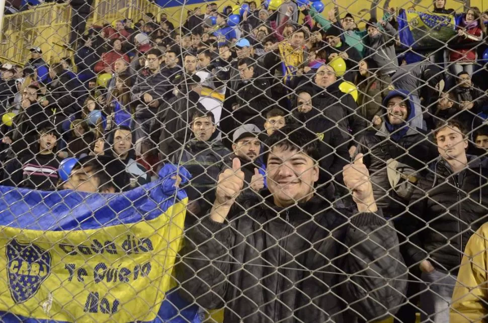 LE HICIERON EL AGUANTE AL CAMPEÓN. Los hinchas de Boca alentaron al equipo en Bahía Blanca, pero se mostraron medidos a la hora de los festejos. dyn