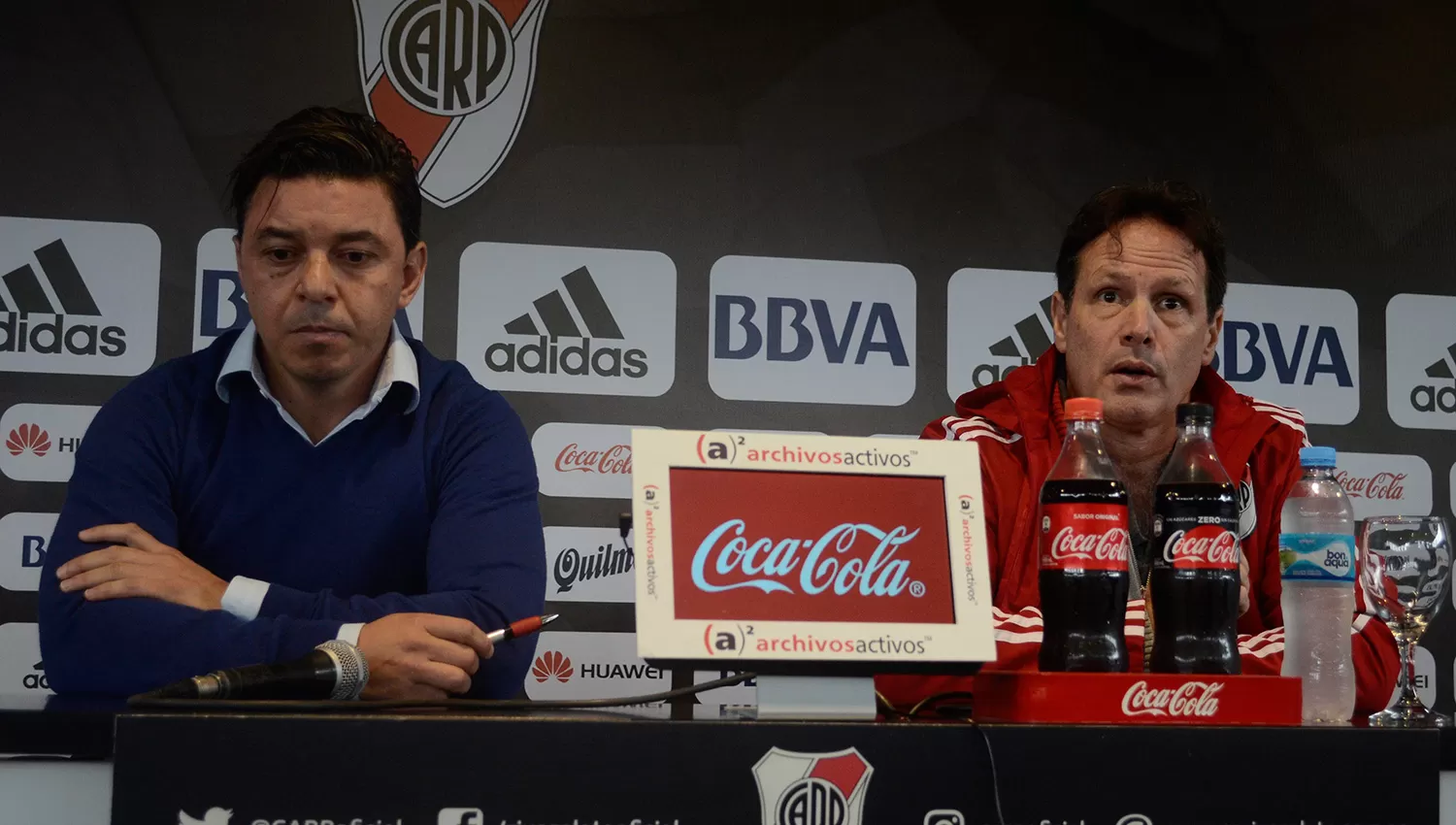 Marcelo Gallardo, junto al médico Pedro Hansing en la conferencia de prensa.
DYN