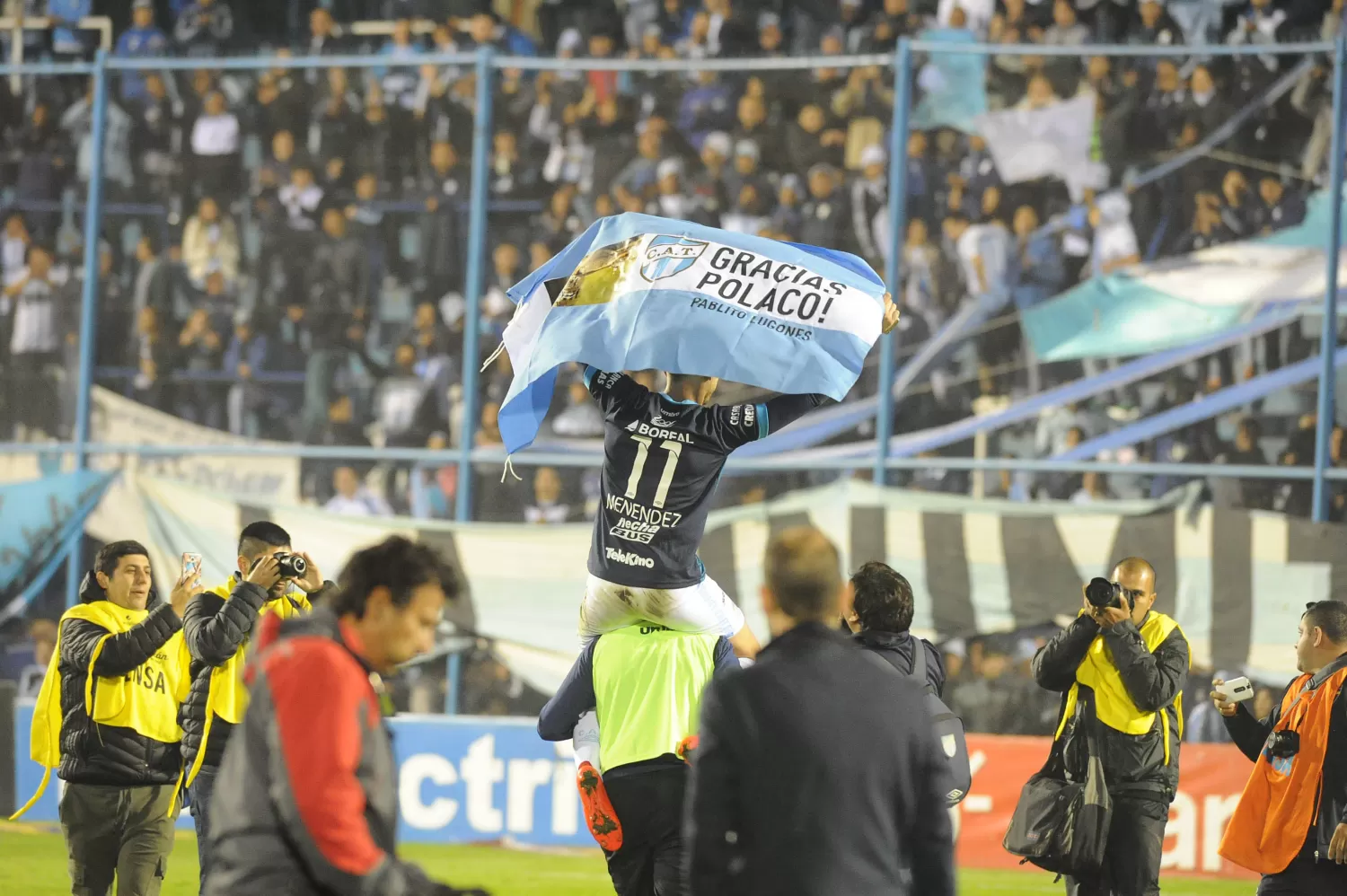 Menéndez recibió una ovación en su despedida de la gente de Atlético. LA GACETA/FOTO DE HÉCTOR PERALTA