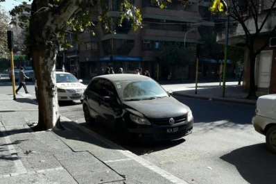 La manía de estacionar donde les venga en gana, sin pensar en los demás