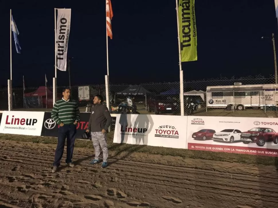 SOBRE LA ARENA. Ricardo Neme, uno de los anfitriones tucumanos, charla con Juan Pablo Sisterna, dirigentes del Canav; atrás, una vista parcial del vivac. NEME RACING TEAM 