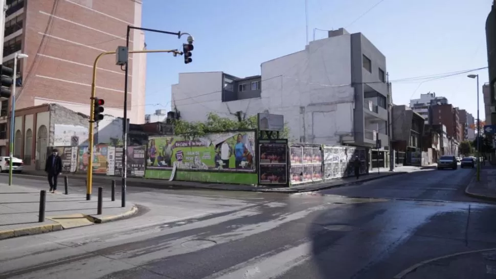 NO ARRANCÓ. En la calle Córdoba al 300 hay un terreno baldío, aunque allí desde el año pasado debería haberse construido un edificio. PANORAMA TUCUMANO - LA GACETA TV