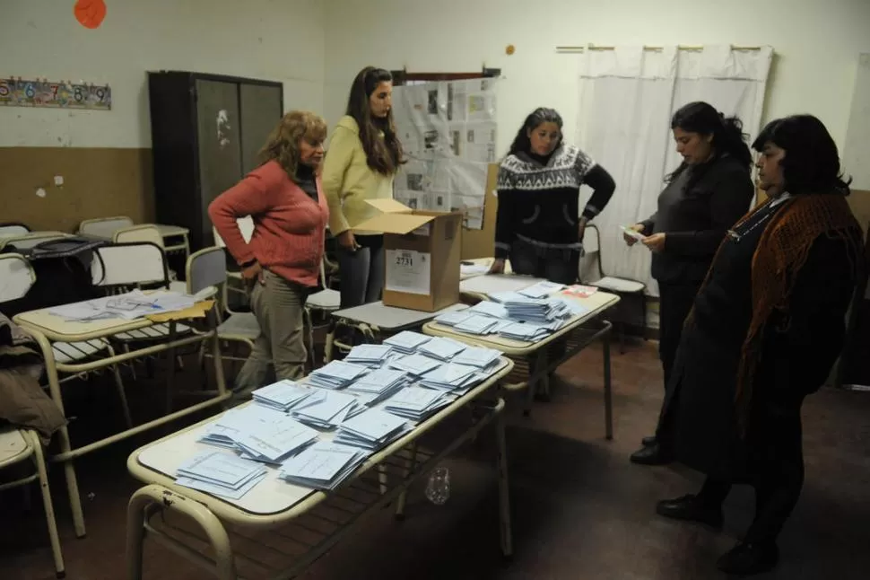 SIN VALIDEZ LEGAL. El recuento provisorio de votos se realiza en las escuelas. la gaceta / foto de archivo