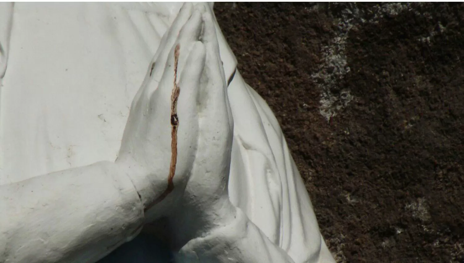 El líquido, en la mano de la Virgen. FOTO DE SAN PEDRO EXTREMO. 