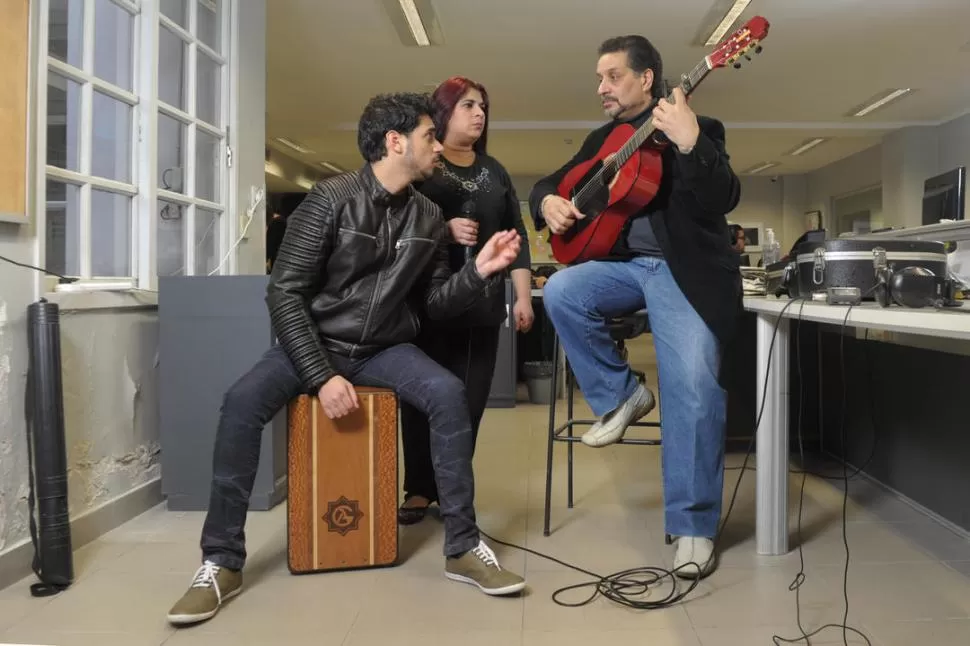 UNA FAMILIA MUSICAL. Juan Romero Cádiz (en la caja), su madre Argentina Cádiz y su padre Emilio Romero. LA GACETA / FOTO DE FRANCO VERA.-