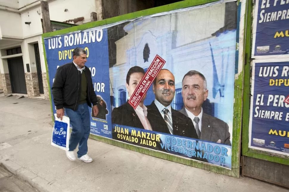 CON UNA FAJA ENCIMA. La Justicia Nacional Electoral señaló por infracciones unos afiches en General Paz al 900. la gaceta / foto de Inés Quinteros Orio