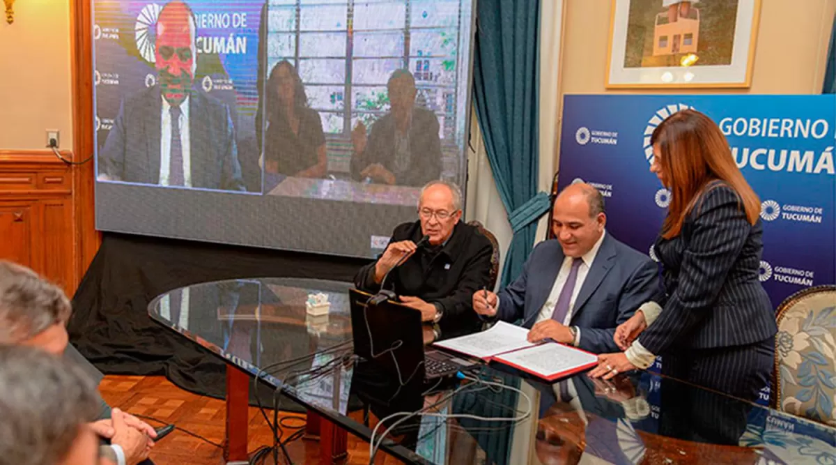 FIRMAS A DISTANCIA. Manzur dialoga con Pelli por videoconferencia, en un antedespacho de la Gobernación colmado de ministros y funcionarios. SECRETARÍA DE ESTADO DE COMUNICACIÓN PÚBLICA